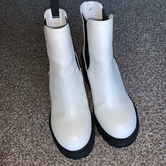 Urban Outfitters Chloe Chelsea boot in white - Picture 3 of 6